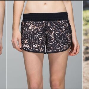 Lululemon Tracker Short III *4-way Stretch
Star Crushed Multi / Black